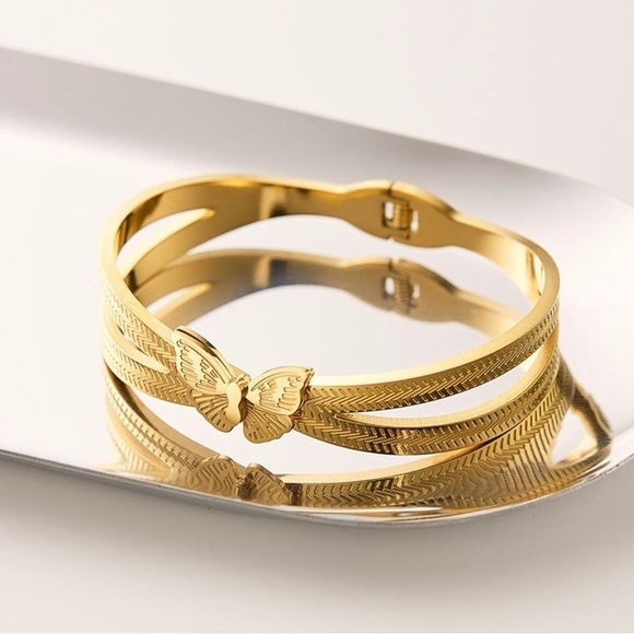 Trendy Butterfly Stainless Steel Charm Bracelet - Picture 4 of 8